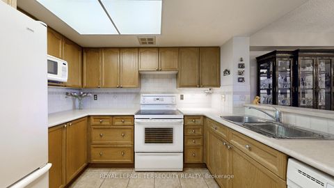 Photo 8 at 917 - 32 Clarissa Drive, Harding, Richmond Hill