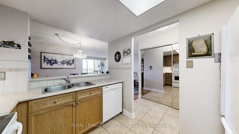 Photo 9 at 917 - 32 Clarissa Drive, Harding, Richmond Hill