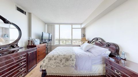 Photo 10 at 917 - 32 Clarissa Drive, Harding, Richmond Hill