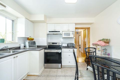 Photo 8 at 6 Ravenrock Court, Donalda, Toronto