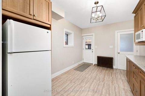 Photo 7 at 200 Roxton Road, Bellwoods, Toronto