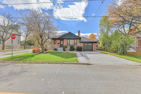 Photo 2 at 305 Connaught Avenue, Newtonbrook West, Toronto