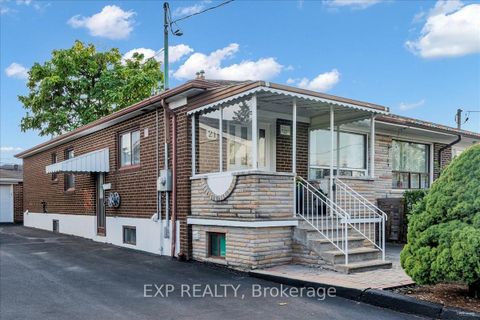 Photo 2 at 21 Kanarick Crescent, Jane Heights, Toronto