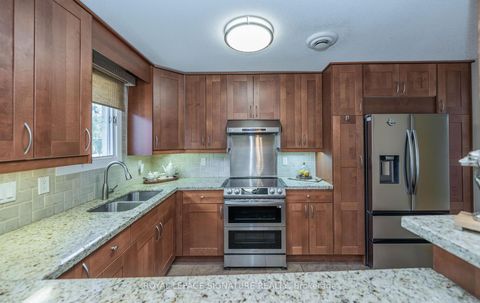 Photo 11 at 2098 Pharmacy Avenue, L'Amoreaux, Toronto