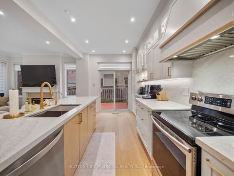 Photo 13 at 117 Wildberry Crescent, Vellore Village, Vaughan