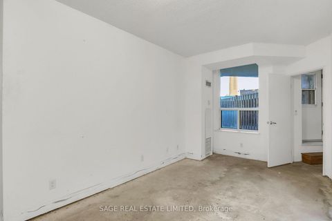 Photo 4 at 213 - 70 Alexander Street, Yonge Corridor, Toronto