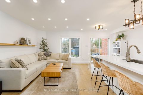 Photo 3 at 41 Gianmarco Way, Vellore Village, Vaughan