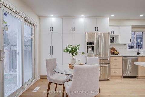 Photo 13 at 126 Summitcrest Drive, Devonsleigh, Richmond Hill