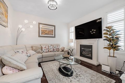 Photo 5 at 44 Headwind Boulevard, Vellore Village, Vaughan