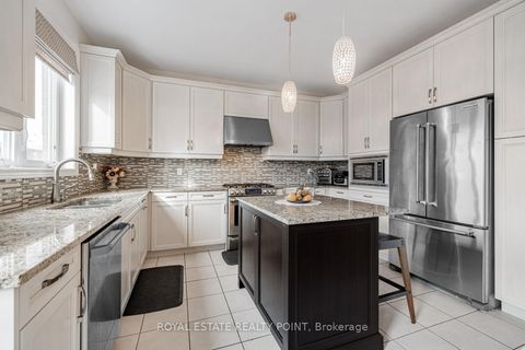 Photo 10 at 44 Headwind Boulevard, Vellore Village, Vaughan