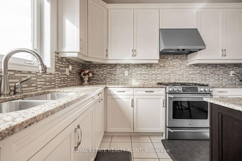 Photo 11 at 44 Headwind Boulevard, Vellore Village, Vaughan