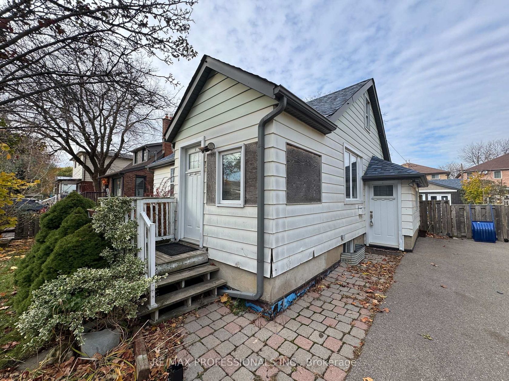 22 Fairfield Avenue, Long Branch, Toronto 