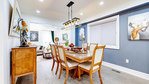 Photo 5 at 160 Carlyle Crescent, Aurora Highlands, Aurora