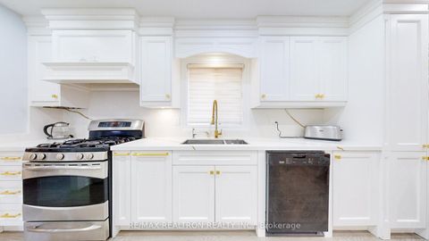 Photo 11 at 160 Carlyle Crescent, Aurora Highlands, Aurora