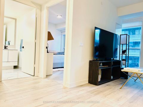 Photo 6 at 805 - 327 King Street W, Waterfront Communities C1, Toronto