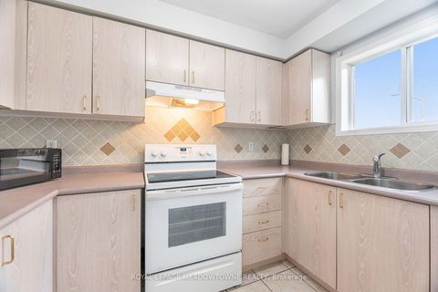 Photo 16 at 28 Condotti Drive, West Woodbridge, Vaughan