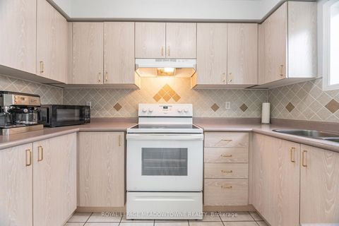 Photo 17 at 28 Condotti Drive, West Woodbridge, Vaughan