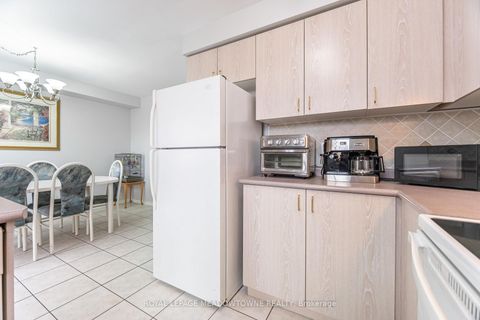 Photo 19 at 28 Condotti Drive, West Woodbridge, Vaughan