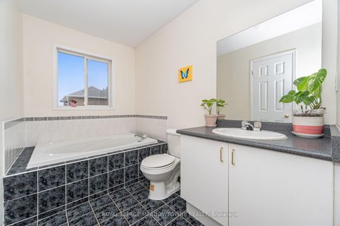 Photo 25 at 28 Condotti Drive, West Woodbridge, Vaughan