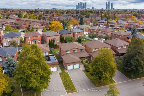 Photo 2 at 27 Looking Glass Crescent, East Woodbridge, Vaughan