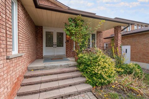Photo 4 at 27 Looking Glass Crescent, East Woodbridge, Vaughan