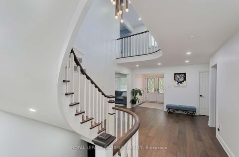 Photo 5 at 27 Looking Glass Crescent, East Woodbridge, Vaughan