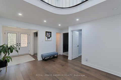 Photo 7 at 27 Looking Glass Crescent, East Woodbridge, Vaughan