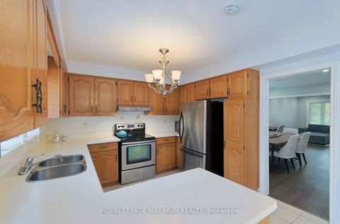 Photo 16 at 27 Looking Glass Crescent, East Woodbridge, Vaughan