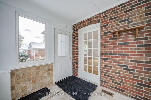 Photo 2 at 138 Wesley Street W, Queensway, Toronto