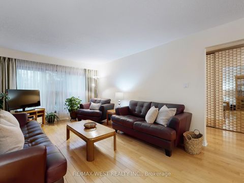 Photo 2 at 14 Chalet Road, Pleasant View, Toronto