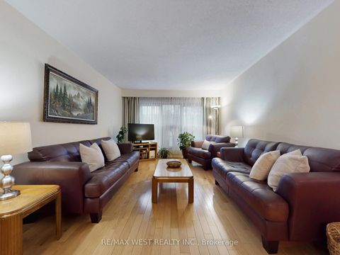 Photo 4 at 14 Chalet Road, Pleasant View, Toronto