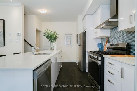 Photo 4 at 27 - 1972 Victoria Park Avenue, Donalda, Toronto