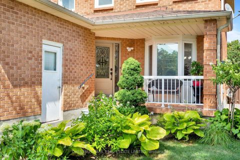 Photo 2 at 138 Largo Crescent, Maple, Vaughan