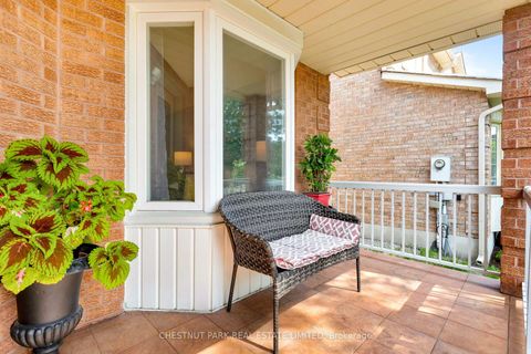 Photo 3 at 138 Largo Crescent, Maple, Vaughan