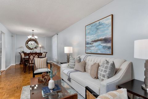 Photo 6 at 138 Largo Crescent, Maple, Vaughan