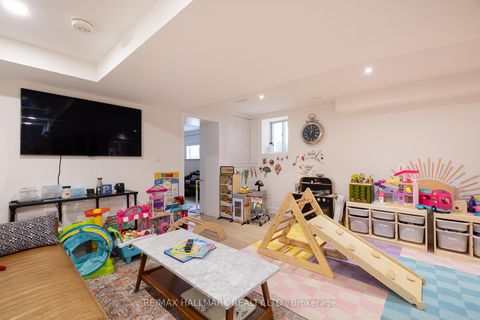 Photo 34 at 18 Foxley Street, Bellwoods, Toronto