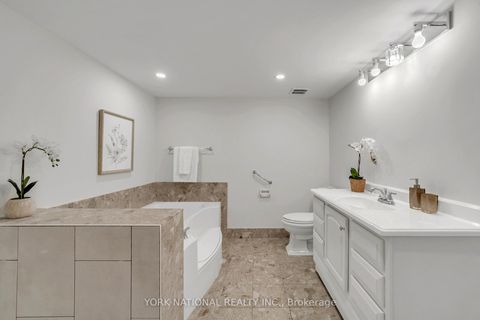 Photo 37 at 408 - 14924 Yonge Street, Aurora Highlands, Aurora