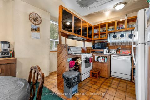 Photo 11 at 16 Cliff Street, Smythe, Toronto