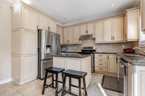 Photo 4 at 33 Ascalon Drive, Patterson, Vaughan