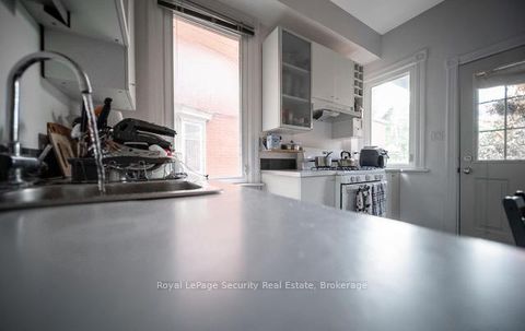 Photo 7 at 410 Manning Avenue, Little Italy, Toronto