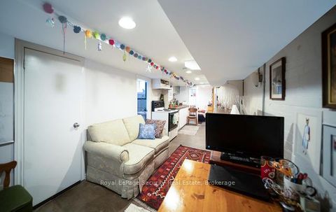 Photo 13 at 410 Manning Avenue, Little Italy, Toronto