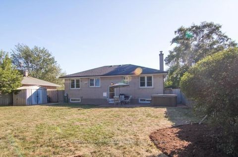 Photo 2 at 543 Taplow Crescent, WO West, Oakville