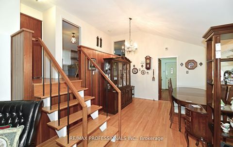 Photo 6 at 2 Lesterwood Crescent, Bendale, Toronto