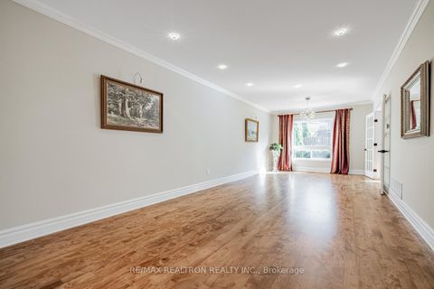 Photo 3 at 17 Abilene Court, Westbrook, Richmond Hill