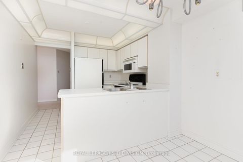 Photo 8 at 815 - 8501 Bayview Avenue, Doncrest, Richmond Hill