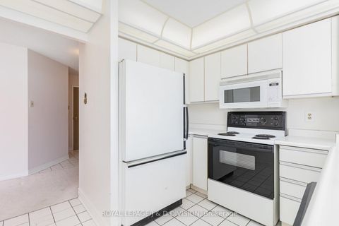 Photo 9 at 815 - 8501 Bayview Avenue, Doncrest, Richmond Hill