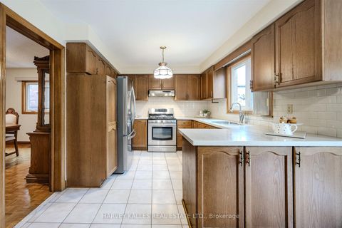 Photo 10 at 113 Cabaletta Crescent, West Woodbridge, Vaughan