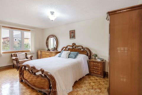 Photo 18 at 113 Cabaletta Crescent, West Woodbridge, Vaughan