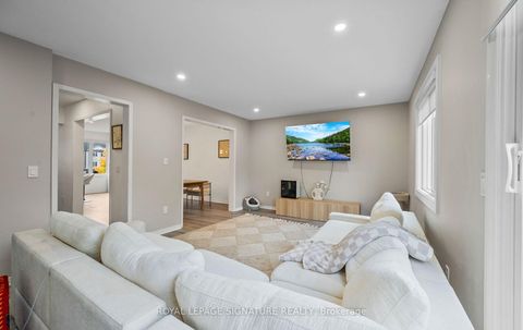 Photo 2 at 2320 Strawfield Court, RO River Oaks, Oakville