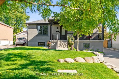 Photo 2 at 11 Smallwood Drive, CFB, Toronto